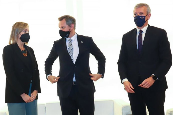 Reunión del delegado del Gobierno, José Miñones; con el vicepresidente primero de la Xunta, Alfonso Rueda; y la conselleira de Política Social, Fabiola García.