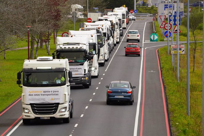 Transportistas participan en el segundo día de huelga indefinida del transporte de mercancías en un polígono de Galicia.