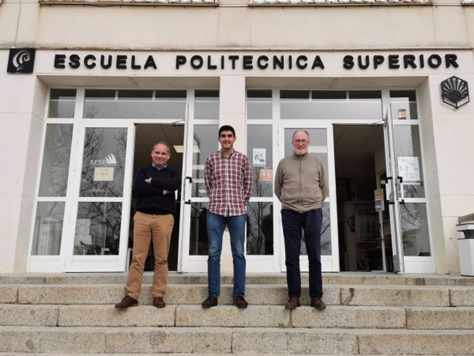 Los investigadores José María Fernández, David Suescum-Morales y José Ramón Jiménez en la Escuela Politécnica Superior de Belmez.