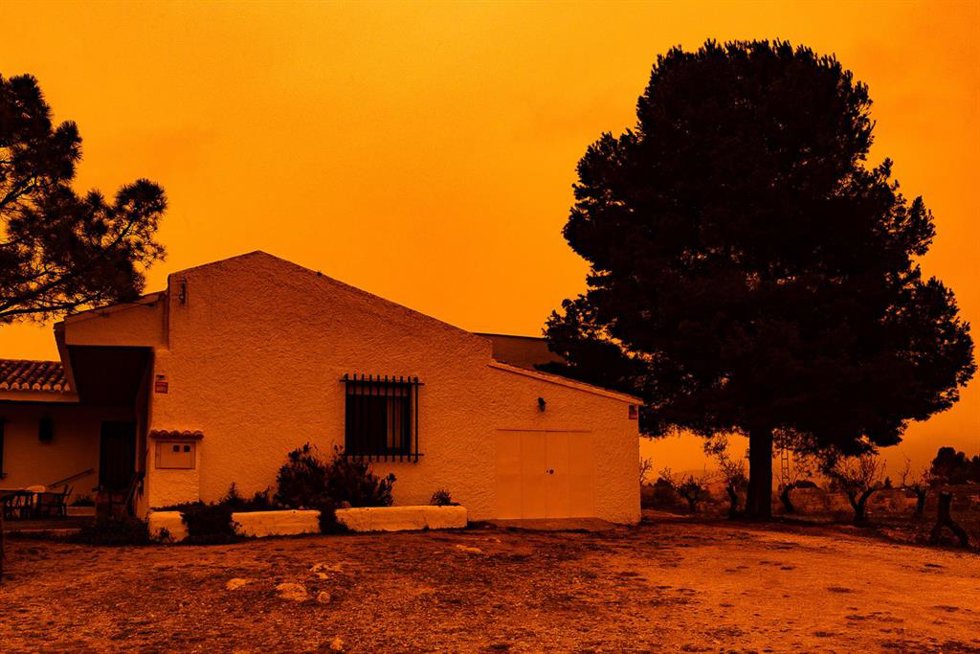 Cielo con tonos rojizos por la llegada de polvo sahariano, a 14 de marzo de 2022, en Navares, Caravaca de la Cruz, Murcia (España). La entrada de arena procedente del norte de África en Murcia ha provocado que varios puntos de la región hayan adoptado m