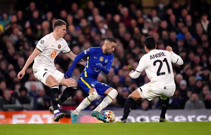 Hakim Ziyech frente a Sven Botman y Benjamin Andre en el Chelsea-Lille de la ida