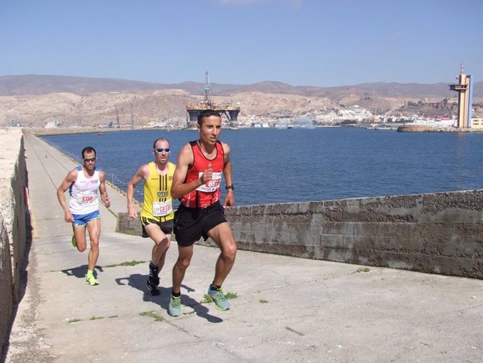 Celebración de la carrera '10 km del Puerto de Almería'.