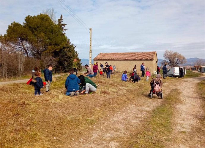Los vecinos de Huerrios plantan un centenar de árboles para seguir recuperando la zona del antiguo lavadero.