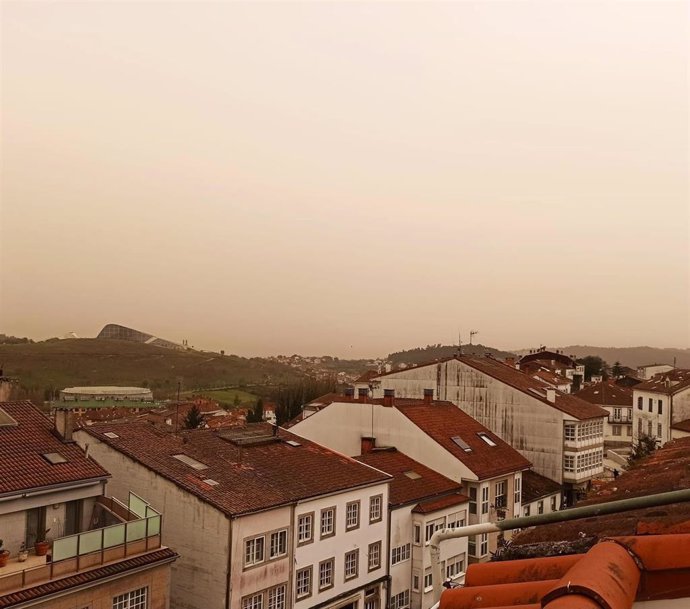 La calima de polvo sahariano en suspensión sobre la ciudad de Santiago.