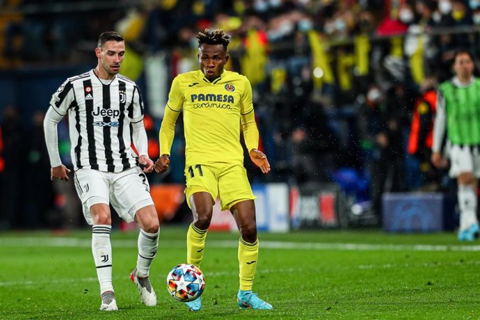 Samu Chukwueze (Villarreal) en una acción del partido contra la Juventus en el Estadio de la Cerámica, en la ida de los octavos de final de la Champions League