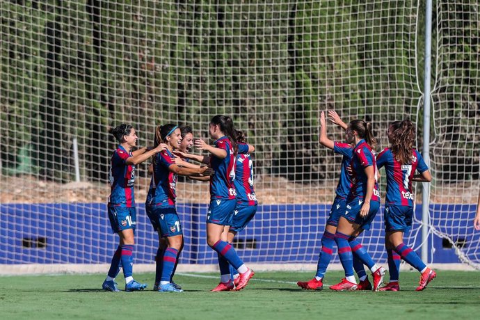 Archivo - Alba Redondo Ferrer of Levante celebrates a goal with teammates during the Spanish League Womens  Iberdrola football match played between Levante UD Femenino and Real Madrid Club de Futbol.In the sports city of Levante in Bunol. On September 5,