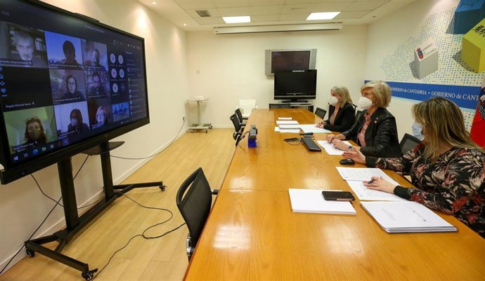 La consejera de Educación y Formación Profesional, Marina Lombó, mantiene una reunión por videoconferencia con los coordinadores de interculturalidad.