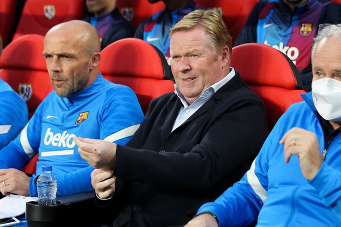 Archivo - Ronald Koeman, head coach of FC Barcelona looks on during La Liga football match played between Rayo Vallecano and FC Barcelona at Vallecas stadium on October 27th, 2021 in Madrid, Spain.