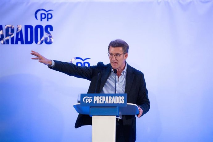 El presidente de la Xunta de Galicia y precandidato a la presidencia del PP nacional, Alberto Núñez Feijóo, interviene en la celebración de un acto con afiliados, simpatizantes y cargos del PP de Catalunya.