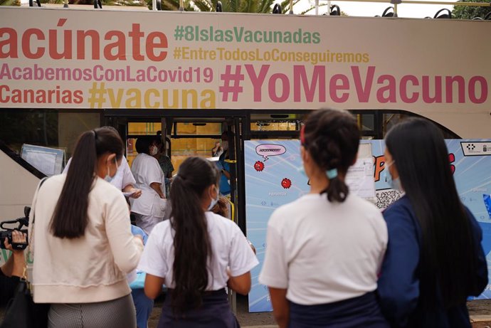 Archivo - Varios niños hacen cola en la 'vacuguagua para ser vacunados en el CEIP Tinguaro de Vecindario, a 4 de febrero de 2022, en Santa Lucía de Tirajana, Gran Canaria, Islas Canarias (España). 