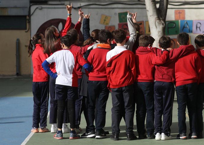 Archivo - Un grupo de niños en el patio del colegio, 
