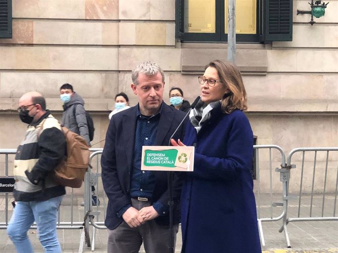 La portavoz adjunta de ERC en el Parlament, Meritxell Serret, y el senador de ERC Xavier Castellana en un acto en Barcelona, frente a la Delegación del Gobierno en Catalunya, a 15 de marzo de 2022.