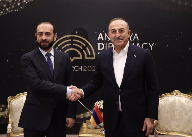 El ministro armenio de Asuntos Exteriores, Ararat Mirzoyan, y su homólogo turco, Mevlut Cavusoglu.