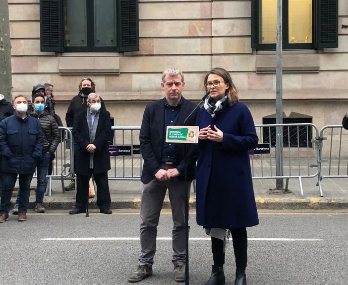La portaveu adjunta d'ERC al Parlament, Meritxell Serret, i el senador d'ERC Xavier Castellana, en declaracions davant de la Delegació de Govern central a Catalunya, a 15 de mar de 2022