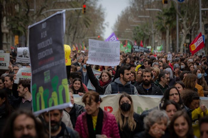 Manifestants i sindicats sostenen banderes i pancartes en la manifestació durant el primer dia de vaga educativa a Catalunya al carrer Aribau, a 15 de mar de 2022, a Barcelona