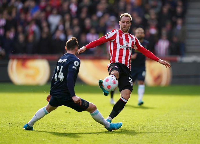 12 March 2022, United Kingdom, London: Burnley's Connor Roberts (L) and Brentford's Christian Eriksen battle for the ball during the English Premier League soccer match between Brentford and Burnley at Brentford Community Stadium. Photo: John Walton/PA 