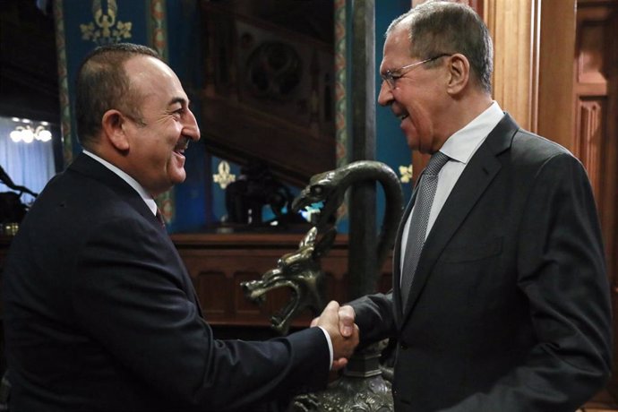 Archivo - El ministro de Exteriores de Turquía, Mevlut Cavusoglu (I), junto con su homólogo ruso, Sergei Lavrov (D)