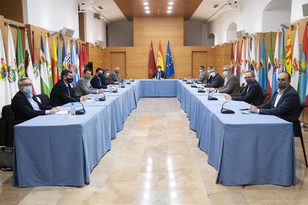 El jefe del Ejecutivo regional, Fernando López Miras, preside la primera reunión del Comité de Seguimiento del Mar Menor