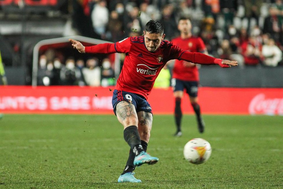 Archivo - Chimy Ávila golpea un balón durante un partido de Osasuna