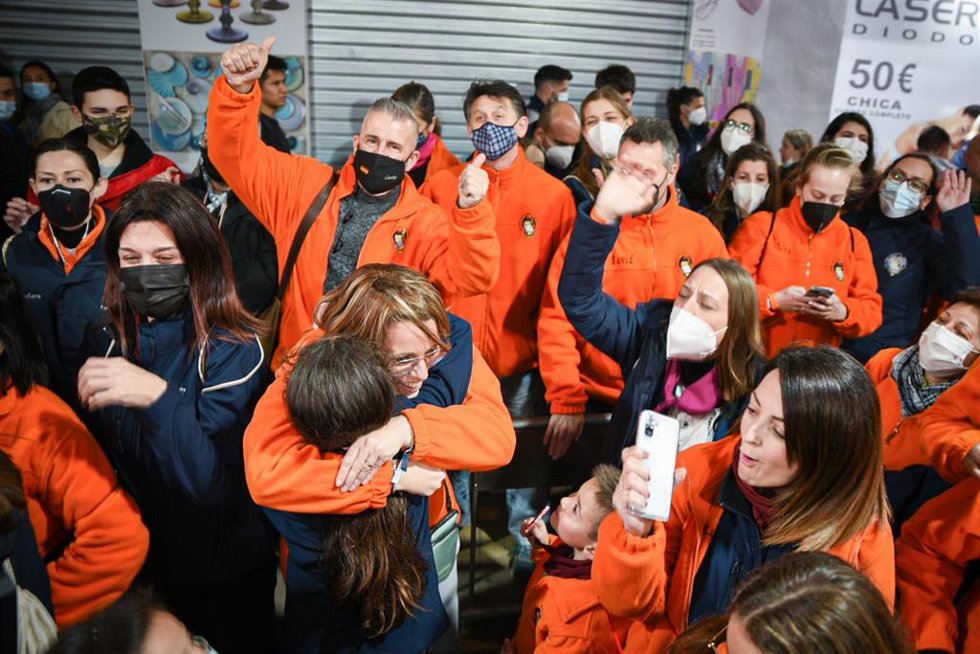 Falleros de la Comisión Gayano Lluch se abrazan tras conocer que han ganado el primer premio de Sección Especial de las Fallas 2022 de Valncia