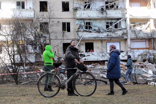 Ciudadanos de Kiev observan edificios de la capital destruidos tras un bombardeo ruso