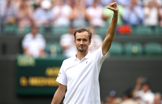 Archivo - 01 July 2021, United Kingdom, London: Russian tennis player Daniil Medvedev celebrates victory after defeating Spain's Carlos Alcaraz Garfia in their men's singles second round match on day four of the 2021 Wimbledon Tennis Championships at Th
