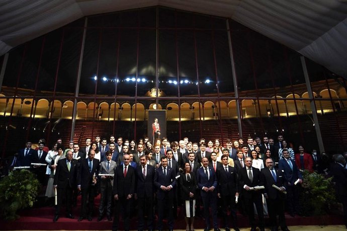 Foto de familia de los Premios Fin de Carrera y los Trofeos Taurinos de la Real Maestranza de Caballería de Sevilla