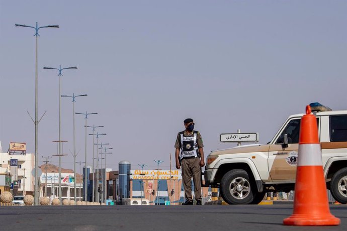 Archivo - 23 May 2020, Saudi Arabia, Al Jowf: A Saudi police officer stands guard at an almost empty street at Al-Jowf Region, as Saudi Arabia imposes a 24-hour nation-wide lockdown for five days starting from today till the 27th of May. Photo: -/Saudi 