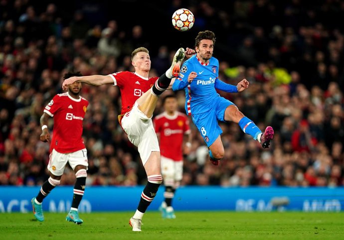 15 March 2022, United Kingdom, Manchester: Manchester United's Scott McTominay (L) and Atletico Madrid's Antoine Griezmann battle for the ball during the UEFA Champions League round of sixteen second leg soccer match between Manchester United and Atleti