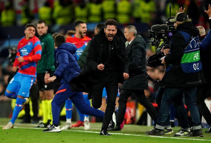 Diego Pablo Simeone celebra el pase a cuartos tras ganar al United en Old Trafford