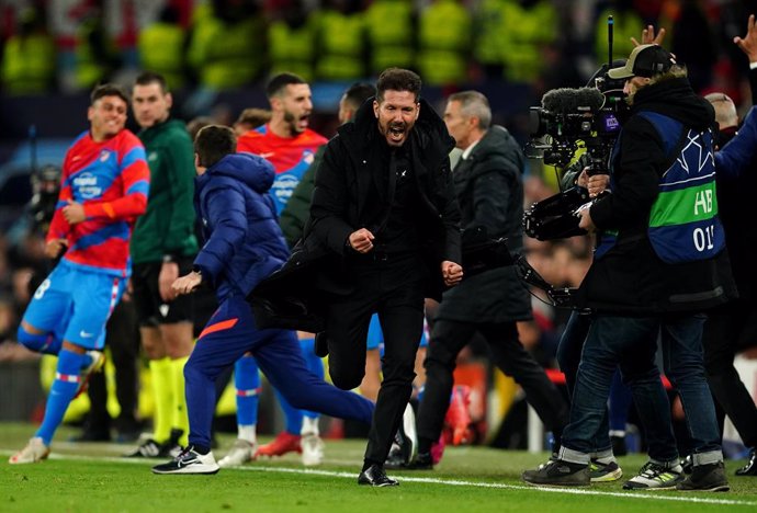 15 March 2022, United Kingdom, Manchester: Atletico Madrid Diego Simeone runs off in celebration after the UEFA Champions League round of sixteen second leg soccer match between Manchester United and Atletico Madrid at Old Trafford. Photo: Martin Ricket