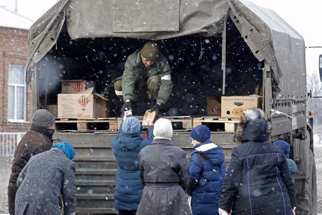 DONETSK, 11 de marzo de 2022 -- Residentes locales reciben ayuda humanitaria en el pueblo de Anadol en Donetsk, el 10 de marzo de 2022.,Imagen: 668974118, Licencia: Derechos gestionados, Restricciones: , Liberación del modelo: no, Línea de crédito: Xinhua