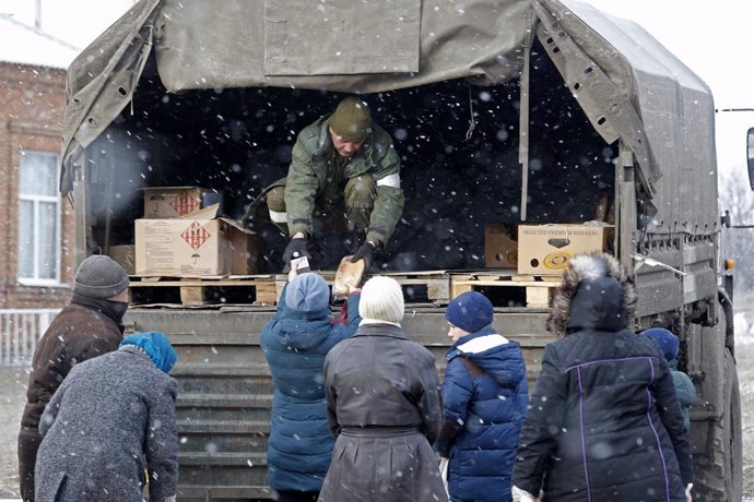 DONETSK, 11 de marzo de 2022 -- Residentes locales reciben ayuda humanitaria en el pueblo de Anadol en Donetsk, el 10 de marzo de 2022.,Imagen: 668974118, Licencia: Derechos gestionados, Restricciones: , Liberación del modelo: no, Línea de crédito: Xinh
