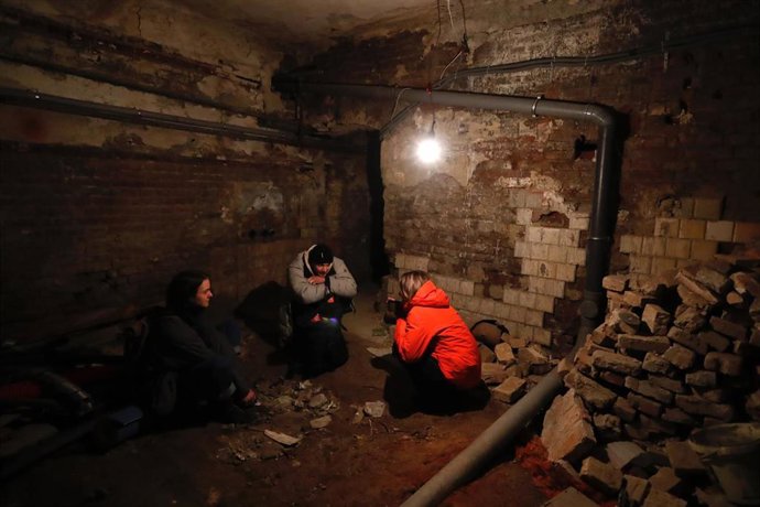 11 de marzo de 2022, Lviv, Ucrania: Tres ucranianos permanecen dentro de un refugio antibombas en Lviv, tras la alarma antiaérea, mientras continúa la invasión rusa de Ucrania. Los ataques rusos a Ucrania han continuado en muchas ciudades, a pesar de lo