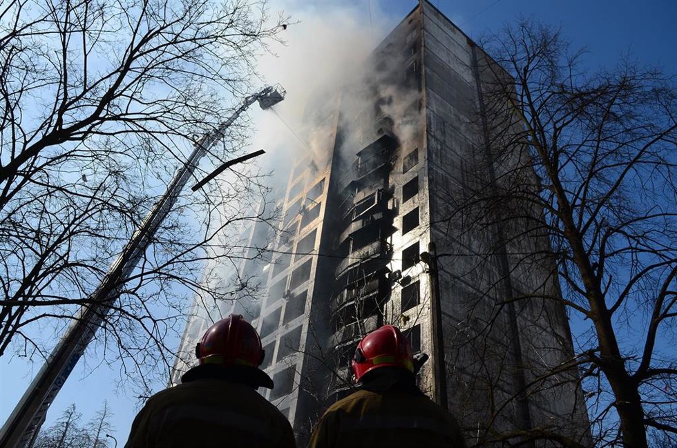 Un edificio en llamas en la capital de Ucrania, Kiev