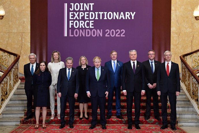 Altos mandatarios de la JEF junto con el primer ministro británico, Boris Johnson, en una reunión en Londres