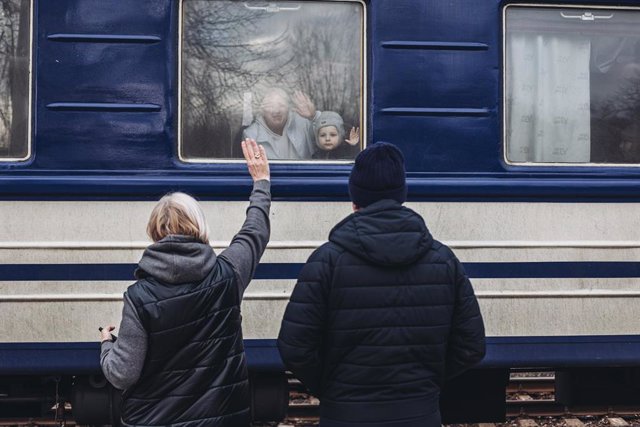 Los abuelos se despiden de su nieto en su camino hacia el oeste de Ucrania en la estación de tren de Lysichansk el 24 de febrero de 2022, en Lysichansk, Lugansk Oblast, Ucrania.  Funcionarios ucranianos confirmaron que unas 40 personas habían muerto el jueves.