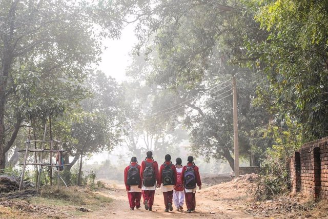 Archivo - Niñas caminando hacia la escuela en India