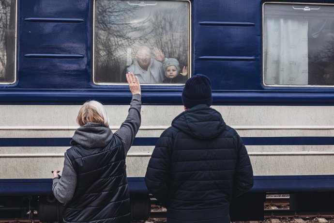 Uns avis a l'estació de tren de Lisichansk acomiaden el seu net, que se'n  va a l'oest d'Ucrana. Arxiu.