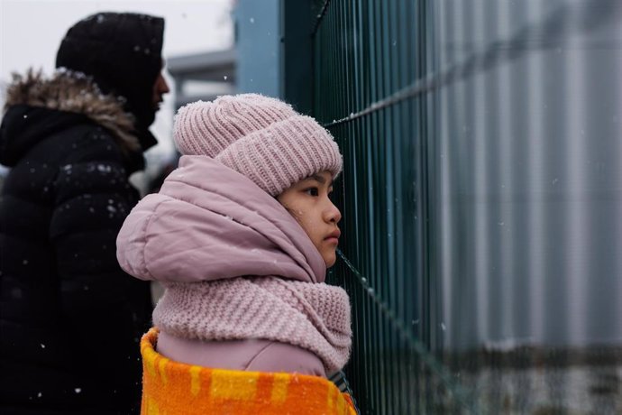Una joven procedente de Vietnam, en el paso fronterizo de Medyka, a 28 de febrero de 2022, en Medyka (Polonia).