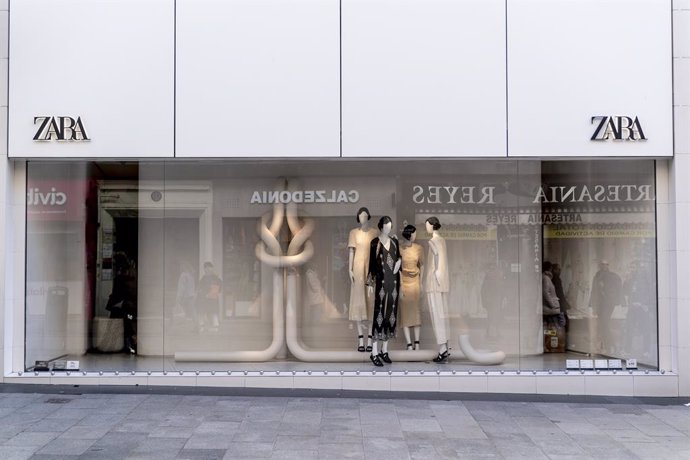Un escaparate una tienda Zara, a 5 de marzo de 2022, en Madrid (España). El grupo Inditex anunció hoy que cierra temporalmente los 502 establecimientos que tiene en Rusia. Otras empresas han cerrado sus sucursales y tiendas en Rusia después de que esta 