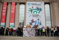 Manifestants escridassen Cambray quan arriba al Saló de l'Ensenyament