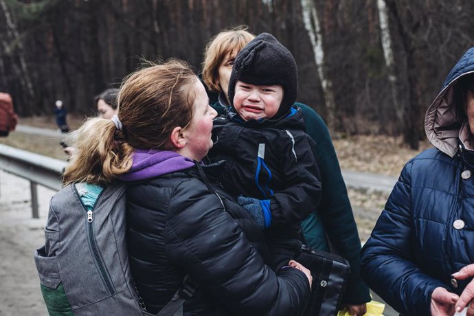 Un niño llora mientras espera para cruzar el río de Irpin, a 5 de marzo de 2022, en Irpin (Ucrania). El ejército de Ucrania resiste por el momento el duro asedio de Rusia a su capital, Kiev, donde se recrudecen los combates. Naciones Unidas calcula que 