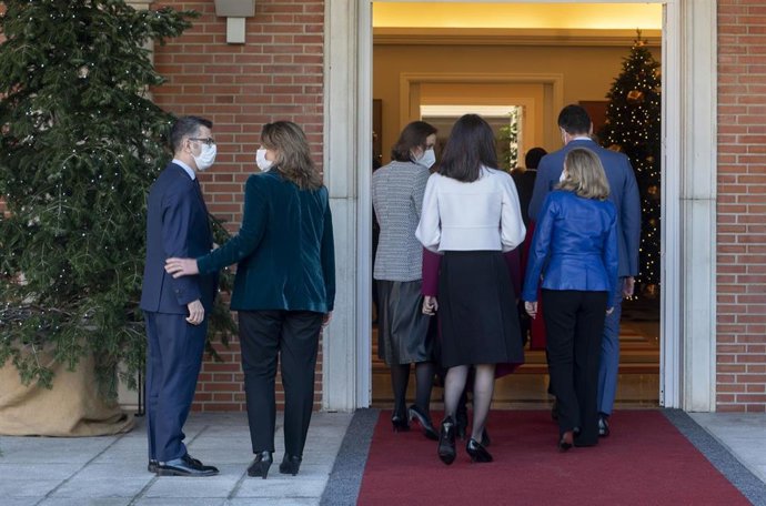 Archivo - (I-D) El ministro de Presidencia, Relaciones con las Cortes y Memoria Democrática, Félix Bolaños; y la vicepresidenta tercera Teresa Ribera.