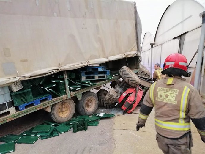 Rescatan y trasladan al hospital al conductor de un tractor volcado en El Mirador (San Javier)