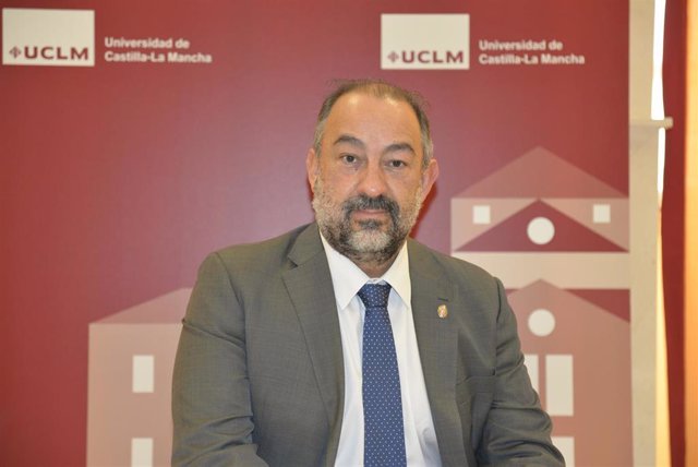Archivo - El rector de la Universidad de Castilla-La Mancha (UCLM), José Julián Garde.