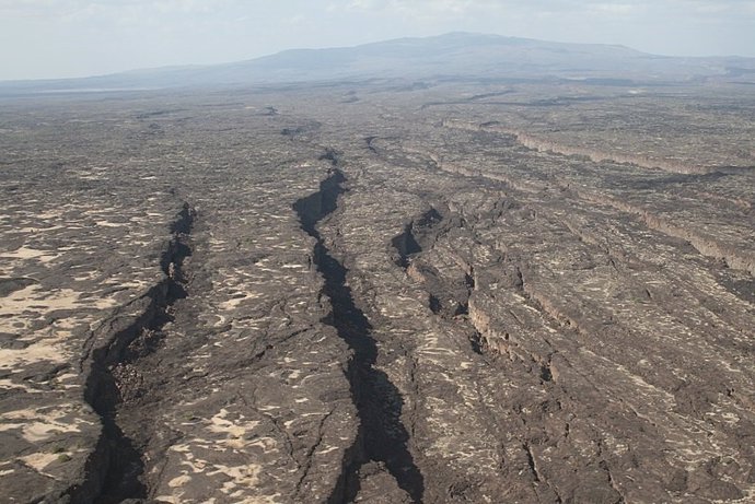 Archivo - Vista a lo largo de la fisura Manda-Hararo activa, hacia el volcán Dabbahu, Afar, Etiopía