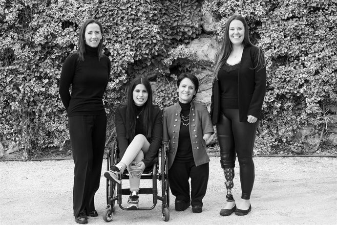 Archivo - Mujeres beneficiarias del Reto 8M y miembros del equipo.