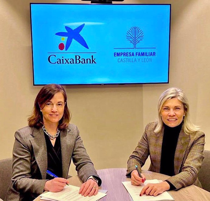 Firma del acuerdo entre Caixabank y EFCL para el patrocinio del VIII Congreso Regional de la Empresa Familiar.