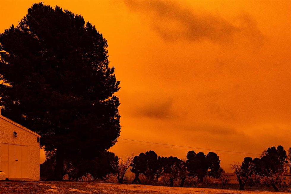 Cielo con tonos rojizos por la llegada de polvo sahariano, a 14 de marzo de 2022, en Navares, Caravaca de la Cruz, Murcia (España). L